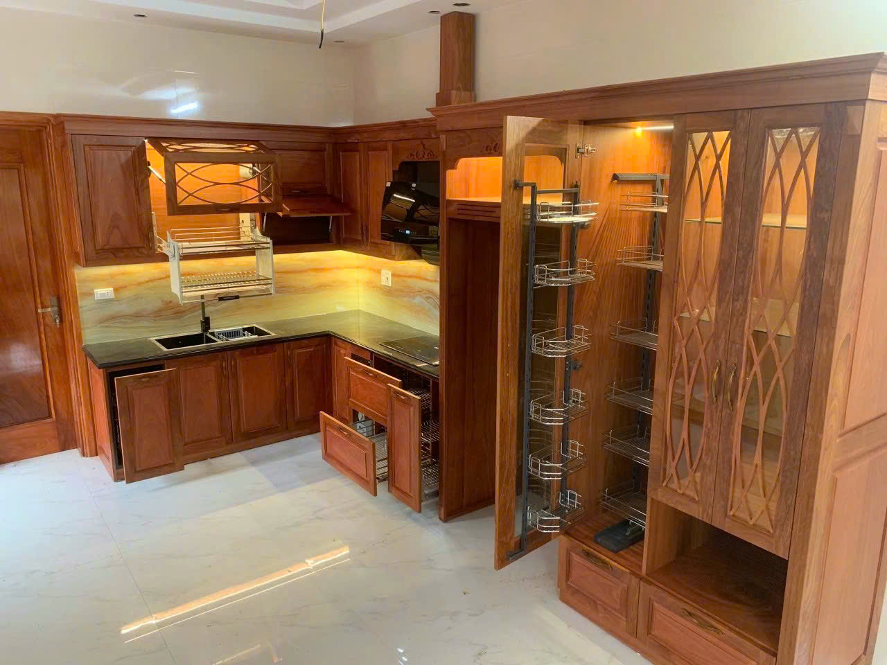 Công trình tủ bếp Gỗ Gõ Đỏ nhà Anh Chị Mai Anh Hà Nội