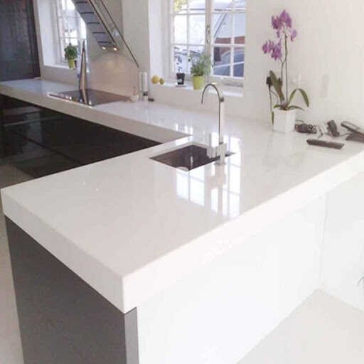 Mặt đá trắng nhân tạo