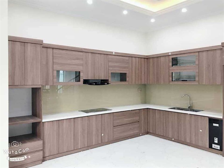 Kính ốp bếp màu kem nhạt